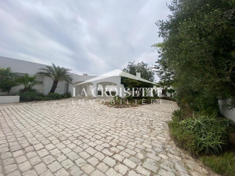 Villa S+7 avec piscine à La Soukra Parc 